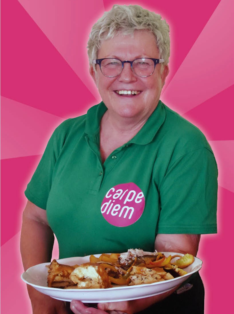 Konny Joaquim ist beim Servieren zu sehen.