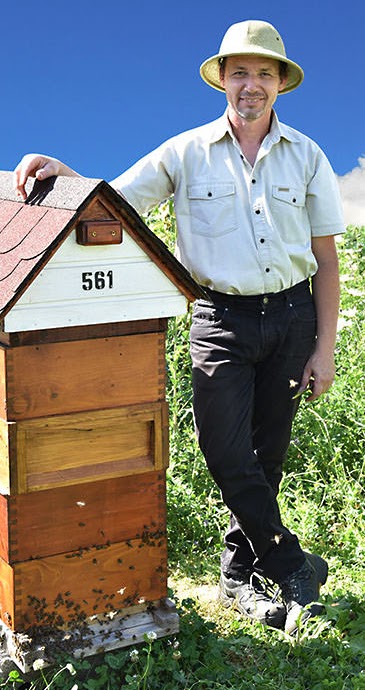 Achims Imkerei, Dr. Joachim Sauter vor seinen Bienenstöcken